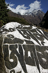 ヒマラヤのエベレスト街道に点在する巨大なマニ石