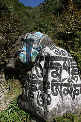 ヒマラヤのエベレスト街道に置かれたマニ石
