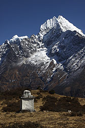 ヒマラヤのシャンボチェの丘から見たタムセルク峰