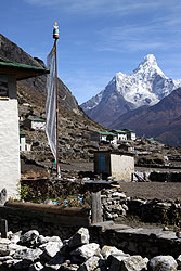 ヒマラヤのシェルパの里クムジュン村とアマダブラム峰