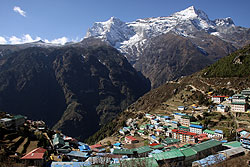 ネパールのナムチェバザールとコンデリ峰