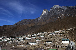 クーンビラ峰とクムジュン村