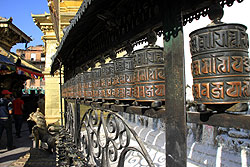 カトマンズのスワヤンブナート寺院のマニ車