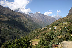 ヒマラヤのクーンビラ峰とクーンブ地方の風景