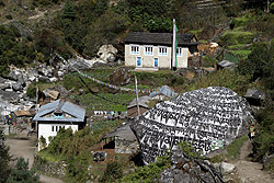 ヒマラヤのエベレスト街道沿いのタドコシ村とマニ石