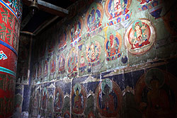 ヒマラヤの奥地クムジュン村のゴンパにある壁画