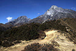ヒマラヤのシェルパ族の聖なる山クーンビラ峰とエベレスト街道