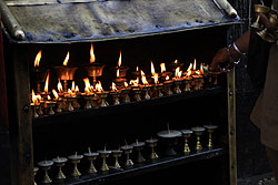 カトマンズのスワヤンブナート寺院に灯るロウソク