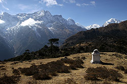 ヒマラヤのシャンボチェの丘とコンデリ峰