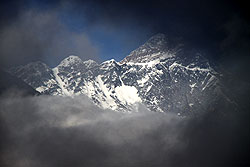 雲の間から覗くヒマラヤの名峰エベレストとヌプツェ