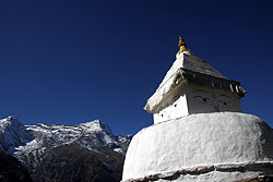 ヒマラヤのコンデリ峰と仏塔