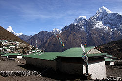 ヒマラヤの奥地クムジュン村とタムセルク峰