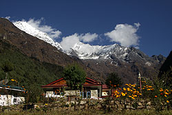 ヒマラヤのモンジョ村とタムセルク峰