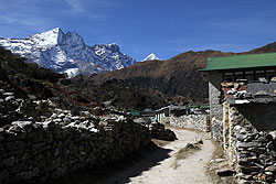 ヒマラヤのシェルパの里クムジュン村とコンデリ峰