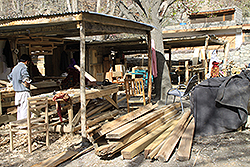 フンザのアルチット村の木工所