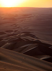 ペルーの砂漠に沈む夕陽