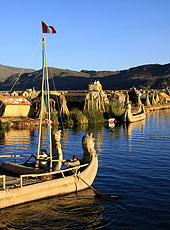 ペルーのチチカカ湖に浮かぶウロス島とバルサ