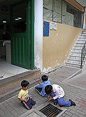 ペルーのアグアスカリエンテスの路地で遊ぶ子供たち