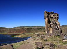 ペルーのシルスタニ遺跡とウマヨ湖