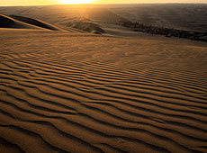 ペルーの砂漠に沈む夕陽