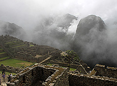 雲をまとったペルーの世界遺産マチュピチュ