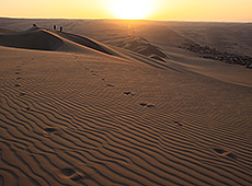 夕日が沈むペルーのワカチナの砂漠