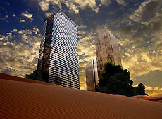 夕暮れの砂漠にそびえ立つ高層ビル