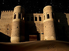 モロッコのサハラ砂漠とウズベキスタンの城壁のフォトコラージュ