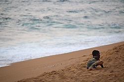 スリランカの世界遺産ゴールの海岸で遊ぶ現地の子供