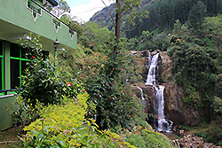 スリランカ最大の紅茶の産地ヌワラ・エリヤの滝