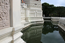 スリランカの世界遺産キャンディの仏歯寺のお堀