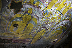 スリランカの世界遺産ダンブッラの石窟寺院の壁画
