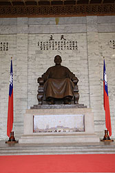 台湾の中正紀念堂の?介石の銅像