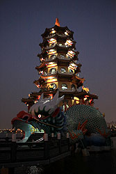 台湾の蓮池潭の龍虎塔の龍