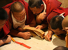 砂曼荼羅を制作するチベットの僧侶