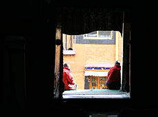 チベットの尼寺で語らう尼さん