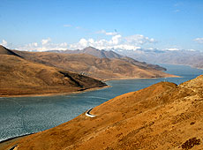 チベット四大聖湖のひとつヤムドゥク湖