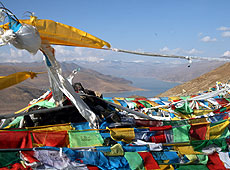 チベットのカンパ・ラ峠にはためくタルチョ