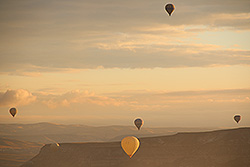 カッパドキアの上空に浮かぶ気球