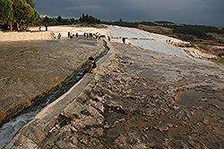トルコの世界遺産パムッカレの石灰棚の温泉