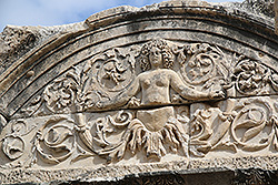 エフェス遺跡のハドリアヌス神殿のメデューサ