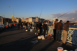 釣り人がひしめくイスタンブールのガラタ橋