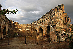トルコの世界遺産パムッカレのヒエラポリス遺跡