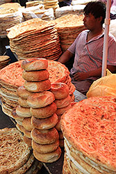 クチャのバザールのウイグル民族のナンとパン