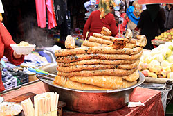 カシュガルの市場で売っているソーセージ 