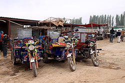 カシュガルの市場のバイク