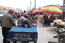 クチャのウイグル民族の市場