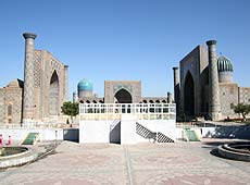ウズベキスタンのサマルカンドのレギスタン広場