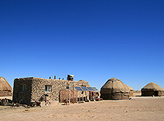 ウズベキスタンのキジルクム砂漠のユルタ