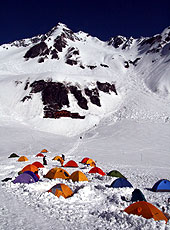 雪に覆われた北アルプスの山小屋とテント場
